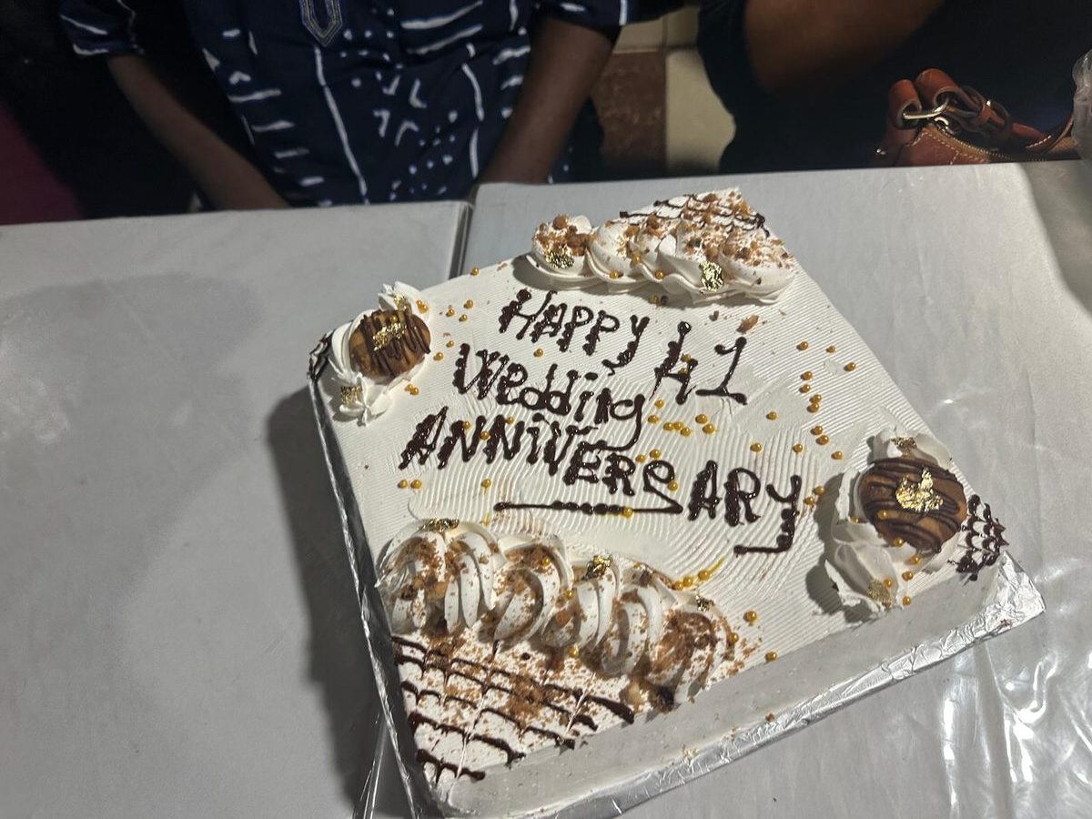 Cake reading Happy 41 Wedding Anniversary (tap to watch the video)
